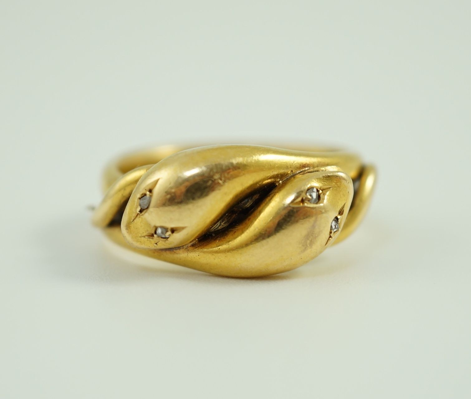 An Edwardian 18ct gold entwined twin serpent ring